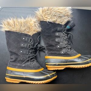Khombu Black and Tan Winter Boots with Faux Fur